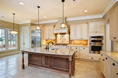Kitchen - traditional kitchen idea in Wilmington
