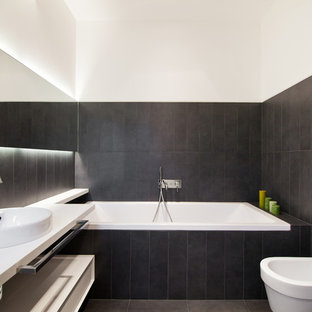 Idee per una grande stanza da bagno padronale moderna con vasca da incasso, lastra di pietra, pareti bianche e lavabo a bacinella