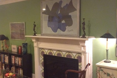 Imagen de sala de estar cerrada tradicional de tamaño medio sin televisor con paredes verdes, moqueta, todas las chimeneas y marco de chimenea de baldosas y/o azulejos