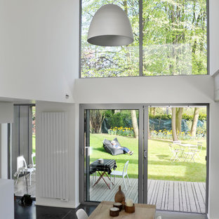 リールの中サイズのコンテンポラリースタイルのLDKの画像 (白い壁)