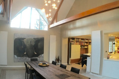 Exemple d'une grande salle à manger ouverte sur le salon tendance avec un mur beige.