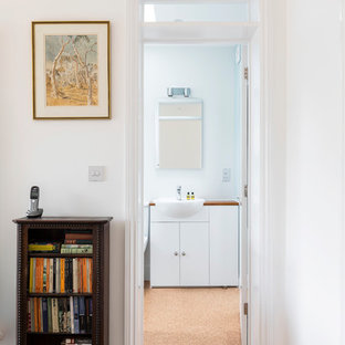 Idéer för en liten klassisk hall, med vita väggar och korkgolv