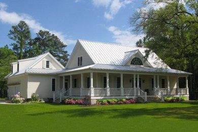 Example of a country home design design in Chicago