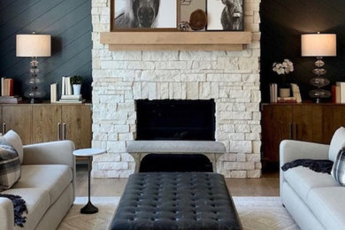 Example of a country living room design in Austin