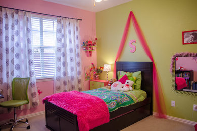 Inspiration for a transitional kids' room remodel in Chicago