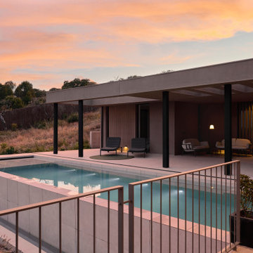 Piscina y terraza con pérgola