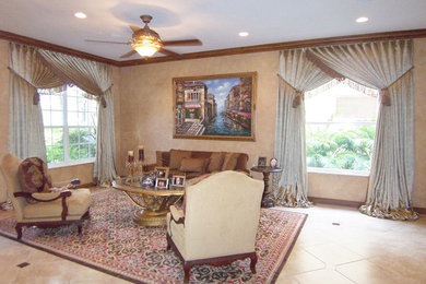 Example of a classic living room design in Miami