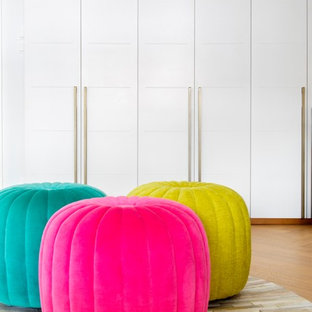 Idee per un piccolo soggiorno design con pareti bianche e pavimento in legno massello medio