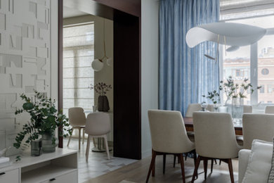 Идея дизайна: парадная, открытая, серо-белая гостиная комната в современном стиле с бежевыми стенами, паркетным полом среднего тона, панелями на части стены и синими шторами без камина, телевизора