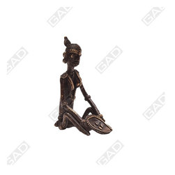 DHOKRA LADY CLEANING GRAINS - Decorative Objects And Figurines