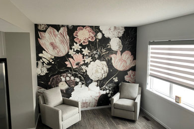 Imagen de salón abierto moderno grande con paredes negras y papel pintado