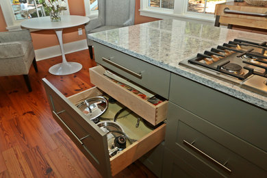 Example of a kitchen design in Atlanta