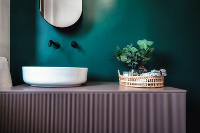 Imagen de cuarto de baño principal, único y flotante moderno con puertas de armario marrones y paredes verdes
