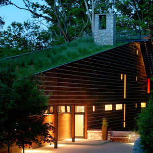 シンシナティのコンテンポラリースタイルのおしゃれな家の外観 (木材サイディング、緑化屋根、茶色い外壁、片流れ屋根、戸建) の写真