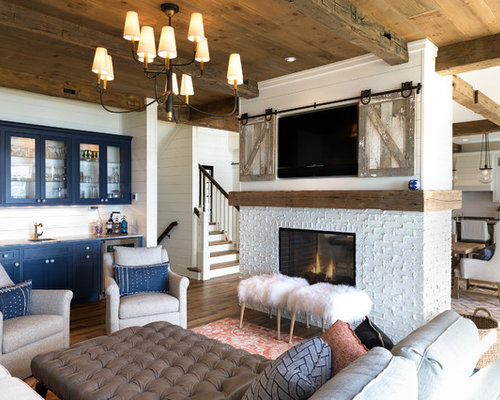 Wohnzimmer mit Kaminsims aus Backstein und Hausbar Ideen, Design