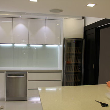 Fabulous LKitchen with Island in a Big House!