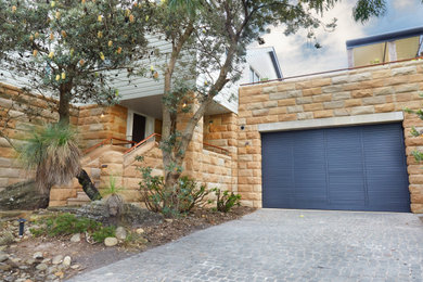 Minimalist house exterior photo in Sydney with a metal roof and a gray roof