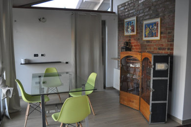 Esempio di una sala da pranzo country con pavimento in gres porcellanato, travi a vista e pareti in mattoni