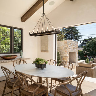 サンルイスオビスポの地中海スタイルのLDKの画像 (白い壁、無垢フローリング、茶色い床)