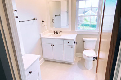 ミルウォーキーにあるおしゃれな浴室 (白いキャビネット、ドロップイン型浴槽、シャワー付き浴槽	、分離型トイレ、ベージュの壁、アンダーカウンター洗面器、シャワーカーテン、白い洗面カウンター、洗面台1つ) の写真