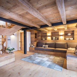 Immagine di un soggiorno rustico aperto e di medie dimensioni con pareti bianche, parquet chiaro e pavimento beige