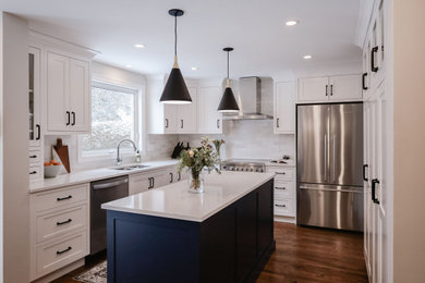 Example of a mid-sized transitional u-shaped medium tone wood floor and brown floor eat-in kitchen design in Ottawa with an undermount sink, shaker cabinets, white cabinets, quartz countertops, white backsplash, subway tile backsplash, stainless steel appliances, an island and white countertops