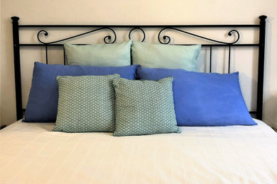 フィレンツェにある広いコンテンポラリースタイルのおしゃれな主寝室 (白い壁、無垢フローリング) のレイアウト