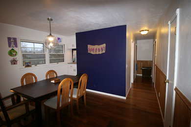 Modelo de comedor de cocina clásico renovado de tamaño medio con paredes azules, suelo de madera en tonos medios y suelo marrón