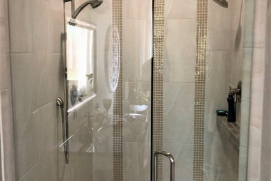 他の地域にあるトランジショナルスタイルのおしゃれなマスターバスルーム (コーナー設置型シャワー、磁器タイルの床、白い床、シャワーベンチ) の写真