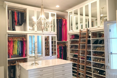 Example of a classic closet design in New Orleans