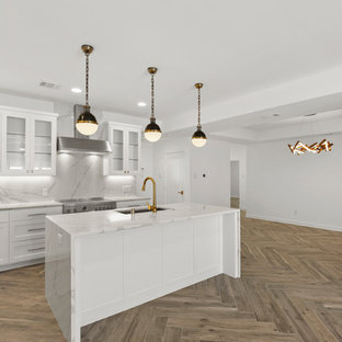 Zweizeilige, Kleine Moderne Küche mit Vorratsschrank, Unterbauwaschbecken, Schrankfronten im Shaker-Stil, weißen Schränken, Onyx-Arbeitsplatte, Küchenrückwand in Weiß, Küchengeräten aus Edelstahl, Porzellan-Bodenfliesen, Kücheninsel, buntem Boden und weißer Arbeitsplatte in Dallas