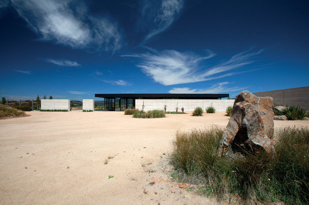 Modern House Exterior by Six Degrees Architects