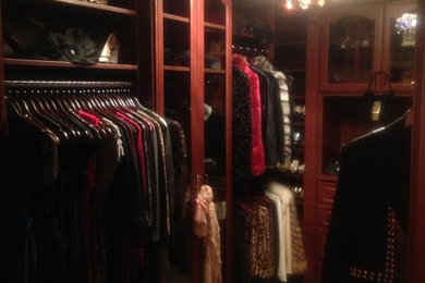 Imagen de armario vestidor unisex tradicional de tamaño medio con armarios con paneles con relieve, moqueta, puertas de armario marrones y suelo beige