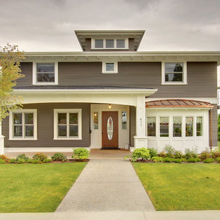 Zweistöckiges Rustikales Haus mit Holzfassade in Seattle
