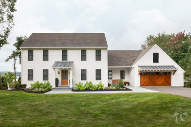 Ejemplo de fachada de casa blanca campestre grande de dos plantas con panel y listón