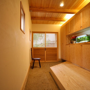 他の地域の中サイズの引き戸和風のおしゃれな玄関ホール (白い壁、淡色木目調のドア、グレーの床) の写真