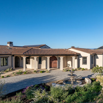 Seamless Indoor-Outdoor Living: A Home Designed for Entertaining and Privacy