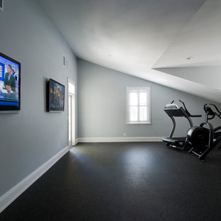 タンパの中サイズのトラディショナルスタイルのおしゃれな多目的ジム (グレーの壁) の写真