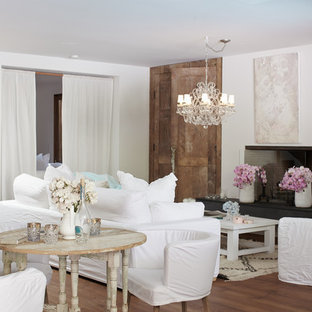 Mittelgroßes, Offenes Shabby-Look Wohnzimmer mit weißer Wandfarbe und braunem Holzboden in Los Angeles