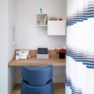 Mittelgroßes Modernes Arbeitszimmer mit weißer Wandfarbe, Porzellan-Bodenfliesen und beigem Boden