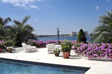 Example of a minimalist patio design in Miami