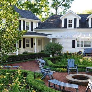 シカゴの中サイズのトラディショナルスタイルのおしゃれな中庭のテラス (ファイヤーピット、真砂土舗装) の写真