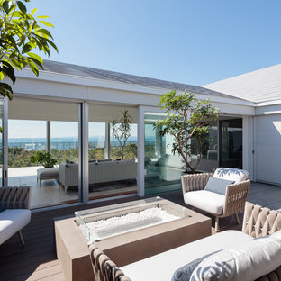 横浜のビーチスタイルのおしゃれな中庭のテラス (日よけなし) の写真