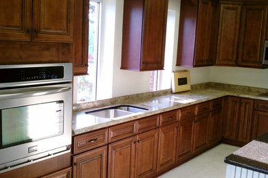 Kitchen - traditional kitchen idea in Charlotte