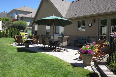Example of a classic home design design in Toronto