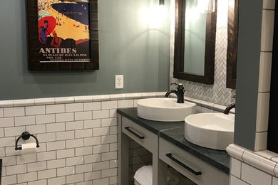 Ejemplo de cuarto de baño clásico renovado pequeño