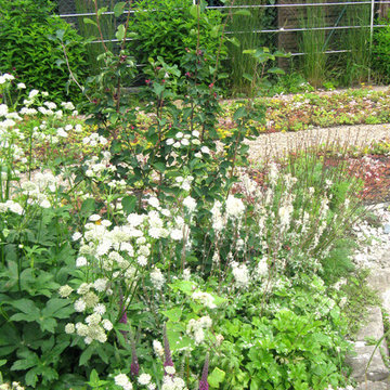 Naturnaher Stadtgarten mit Trockenmauern und Kalkschotterflächen