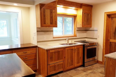 Example of a kitchen design in Richmond