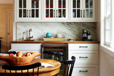 ボストンにあるラグジュアリーな広いトラディショナルスタイルのおしゃれなキッチン (エプロンフロントシンク、シェーカースタイル扉のキャビネット、白いキャビネット、大理石カウンター、白いキッチンパネル、大理石のキッチンパネル、シルバーの調理設備、濃色無垢フローリング、白いキッチンカウンター) の写真