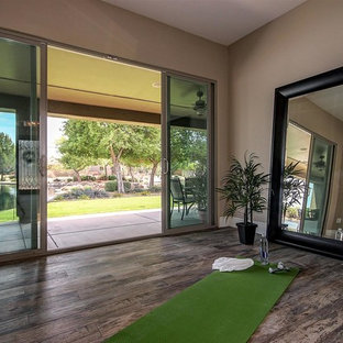 フェニックスの大きいトランジショナルスタイルのおしゃれな多目的ジム (ベージュの壁、磁器タイルの床) の写真